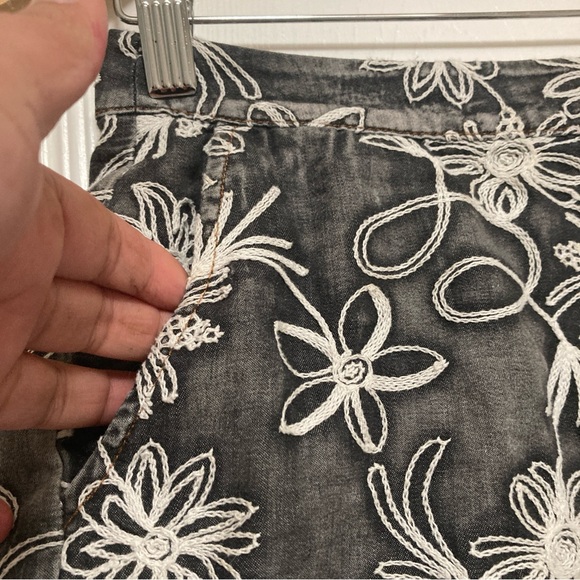 Anthropologie Mur Mur 100% Cotton Gray & White Shorts Sz. S Embroidered floral - Picture 3 of 16